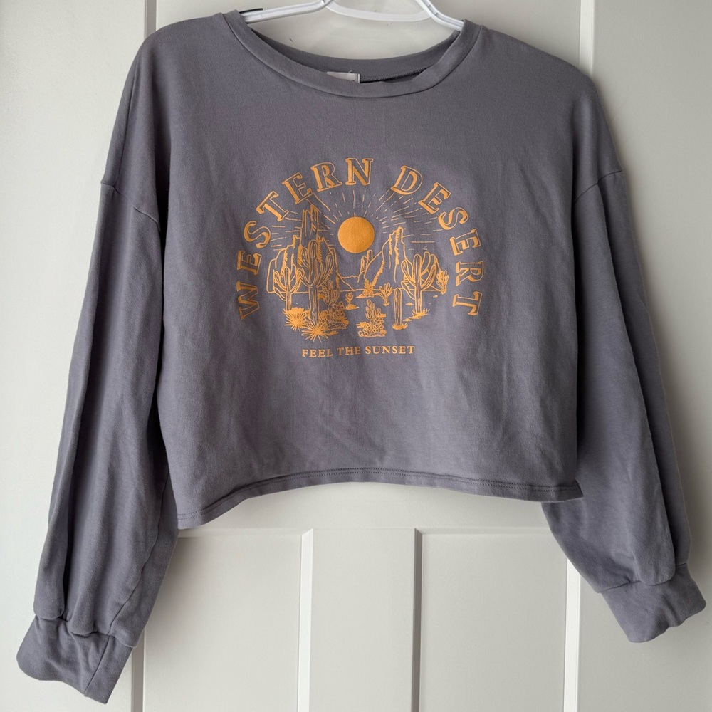 Graphic Cropped Long Sleeve Tshirt Size Medium